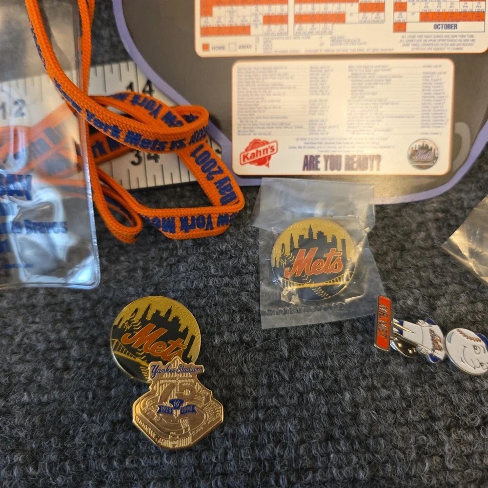 Vintage New York Mets Lot One Size MLB Baseball Pins‎ Keychain Lanyard Schedule